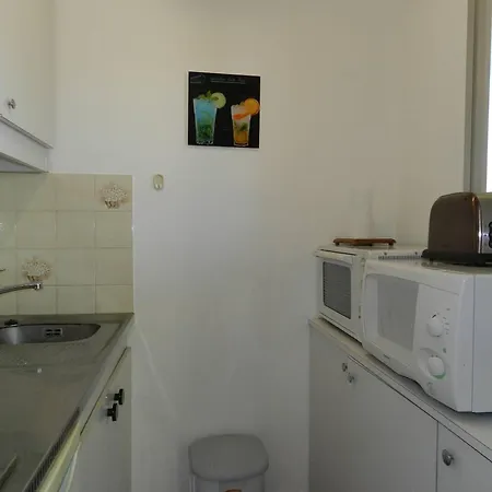 2 Pieces Avec Terrasse Et Parking Au Lavandou - Fr-1-251-894 *