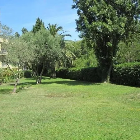 2 Pieces Avec Terrasse Et Parking Au Lavandou - Fr-1-251-894 *