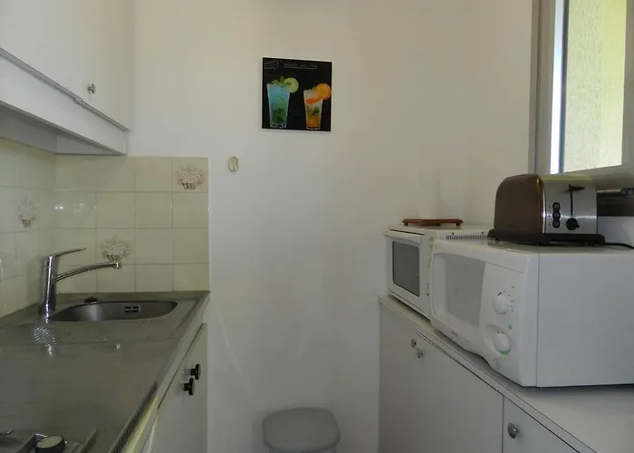 2 Pieces Avec Terrasse Et Parking Au Lavandou - Fr-1-251-894 *