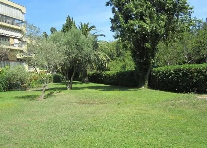 2 Pieces Avec Terrasse Et Parking Au Lavandou - Fr-1-251-894 *